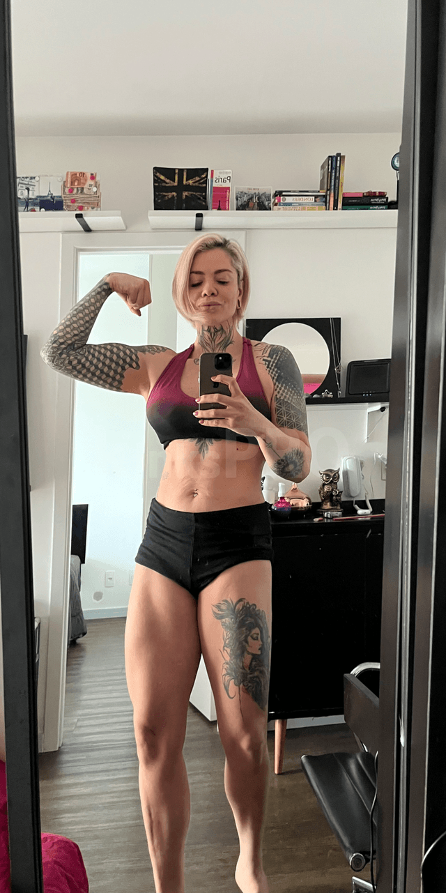 Sua deusa amazona de 1,80 musculosa